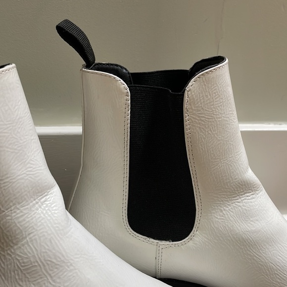 Dirty Laundry Women's White Pull-On Lugged Sole Boots - Size 7 - Picture 5 of 5